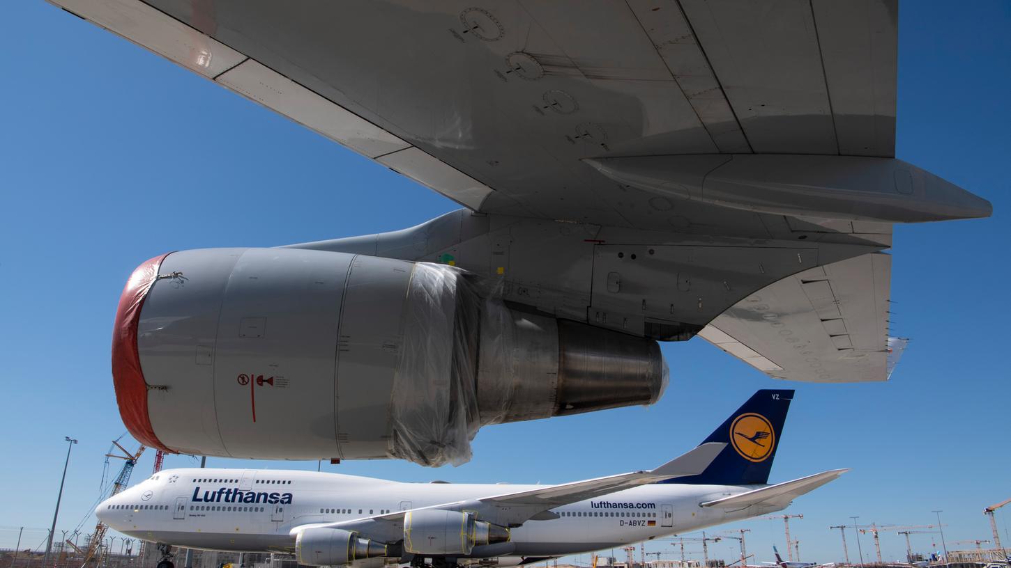 Stillgelegte Passagiermaschinen vom Typ Boeing-747 der Lufthansa stehen mit abgedeckten Turbinen auf dem Flughafen Frankfurt.