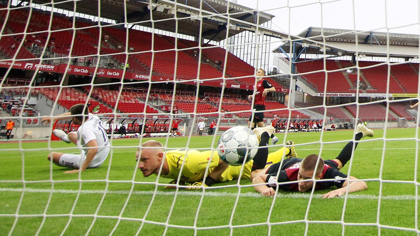 Obwohl der FCN den Veilchen in fast allen Punkten überlegen war, konnten die Nürnberger ihre Vorteile nicht nutzen.
Obwohl der FCN den Veilchen in fast allen Punkten überlegen war, konnten die Nürnberger ihre Vorteile nicht nutzen.