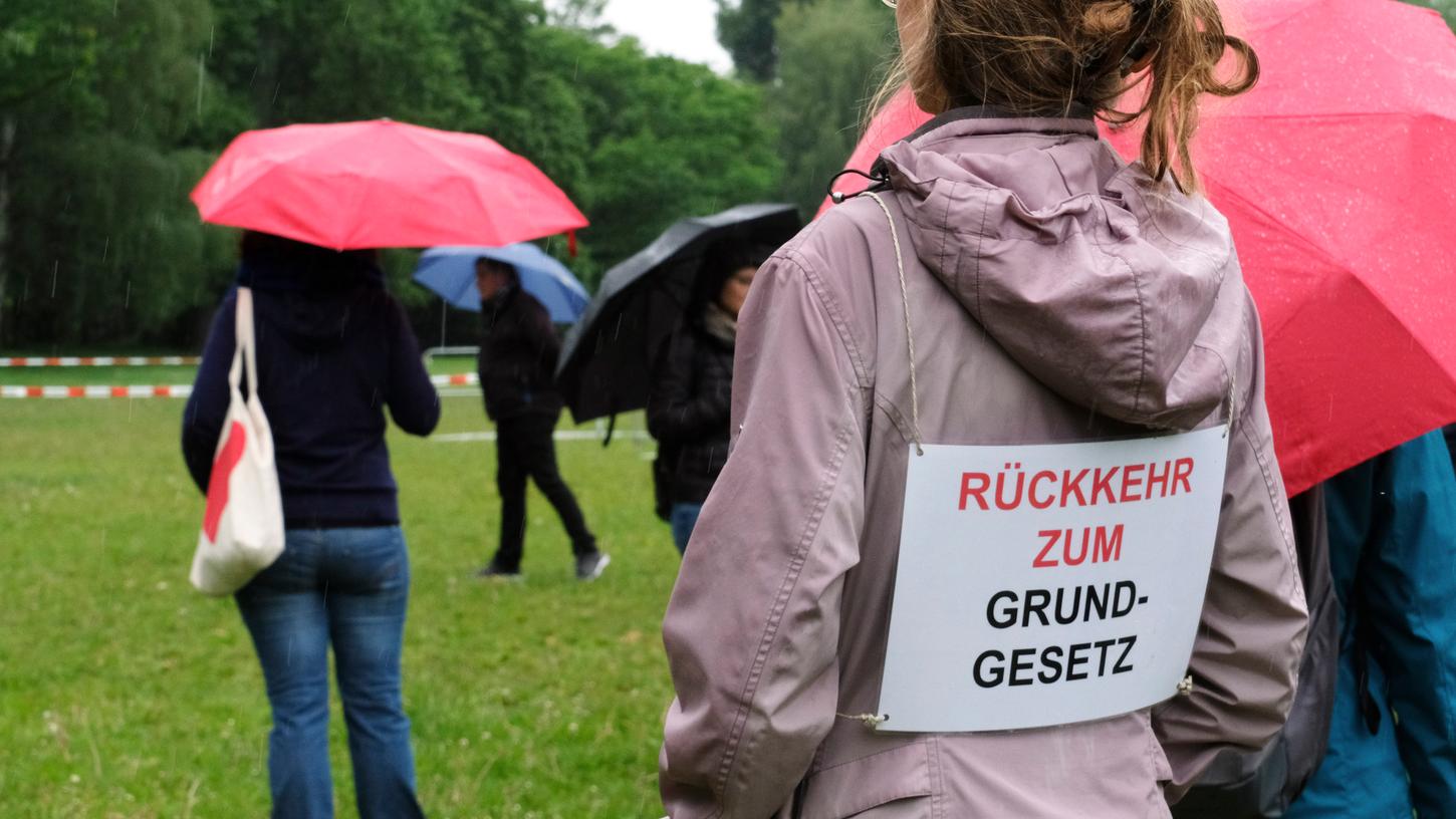 Vor einem Jahr gab es die erste Querdenker-Demo auf der Wöhrder Wiese: Die für 15. Mai geplante Kundgebung hat die Stadt nun verboten. 