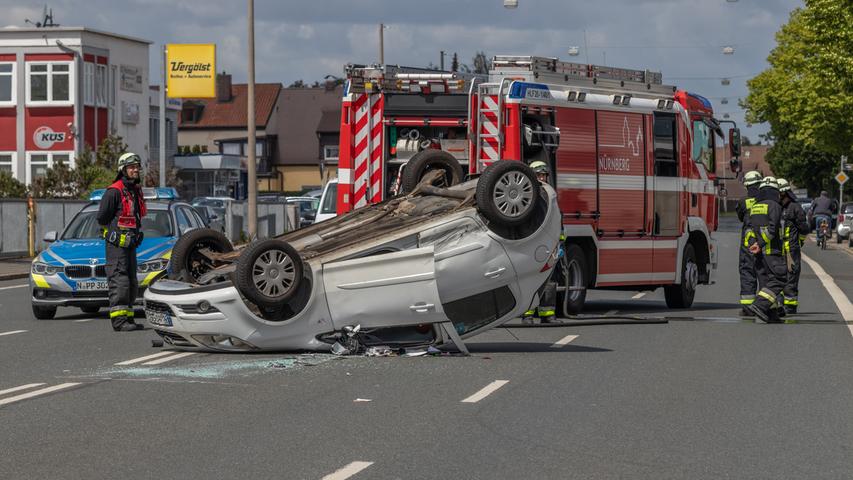 Nach Kollision in der Leyher Straße: Auto landet auf dem Dach