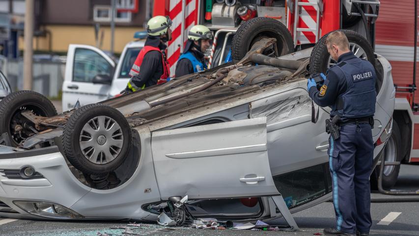 Nach Kollision in der Leyher Straße: Auto landet auf dem Dach