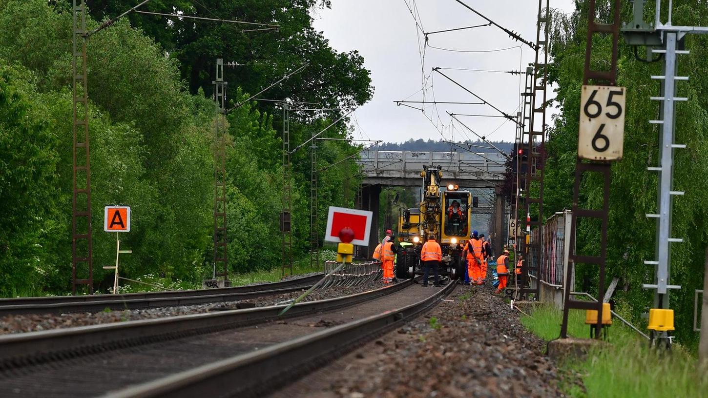 Hektische Betriebsamkeit herrschte am Wochenende auf der Bahnstrecke bei Neumarkt.