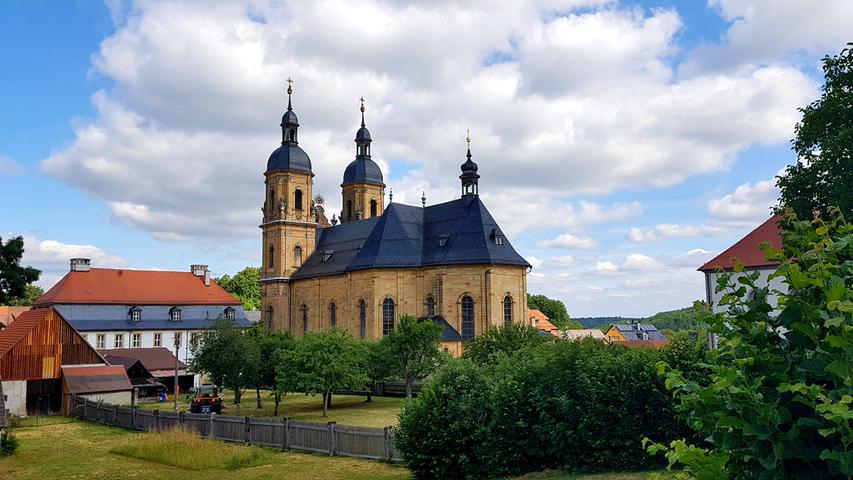 Eine ungewohnte Perspektive hat Silvia Nützel für dieses Bild von der Gößweinsteiner Basilika eingenommen. So wirkt das Gotteshaus fast eingebettet in eine grüne Landschaft. Der Ort ist nur am Bildrand zu erahnen.