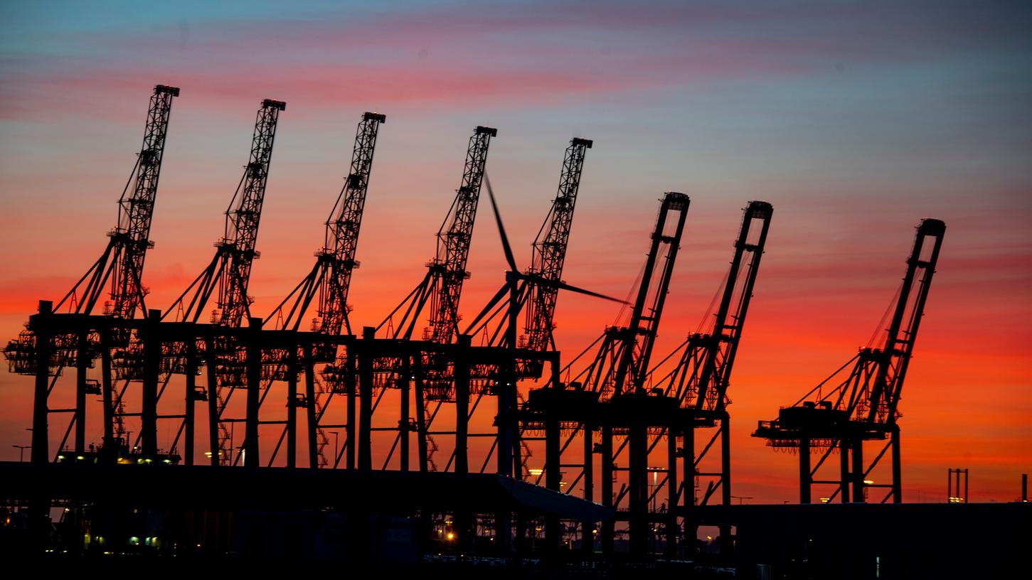 Hochgeklappte Containerbrückenkräne im Hamburger Hafen: Hier werden deutlich weniger Schiffe entladen. Wegen der Coronavirus-Pandemie schrumpft die Wirtschaft dramatisch:
