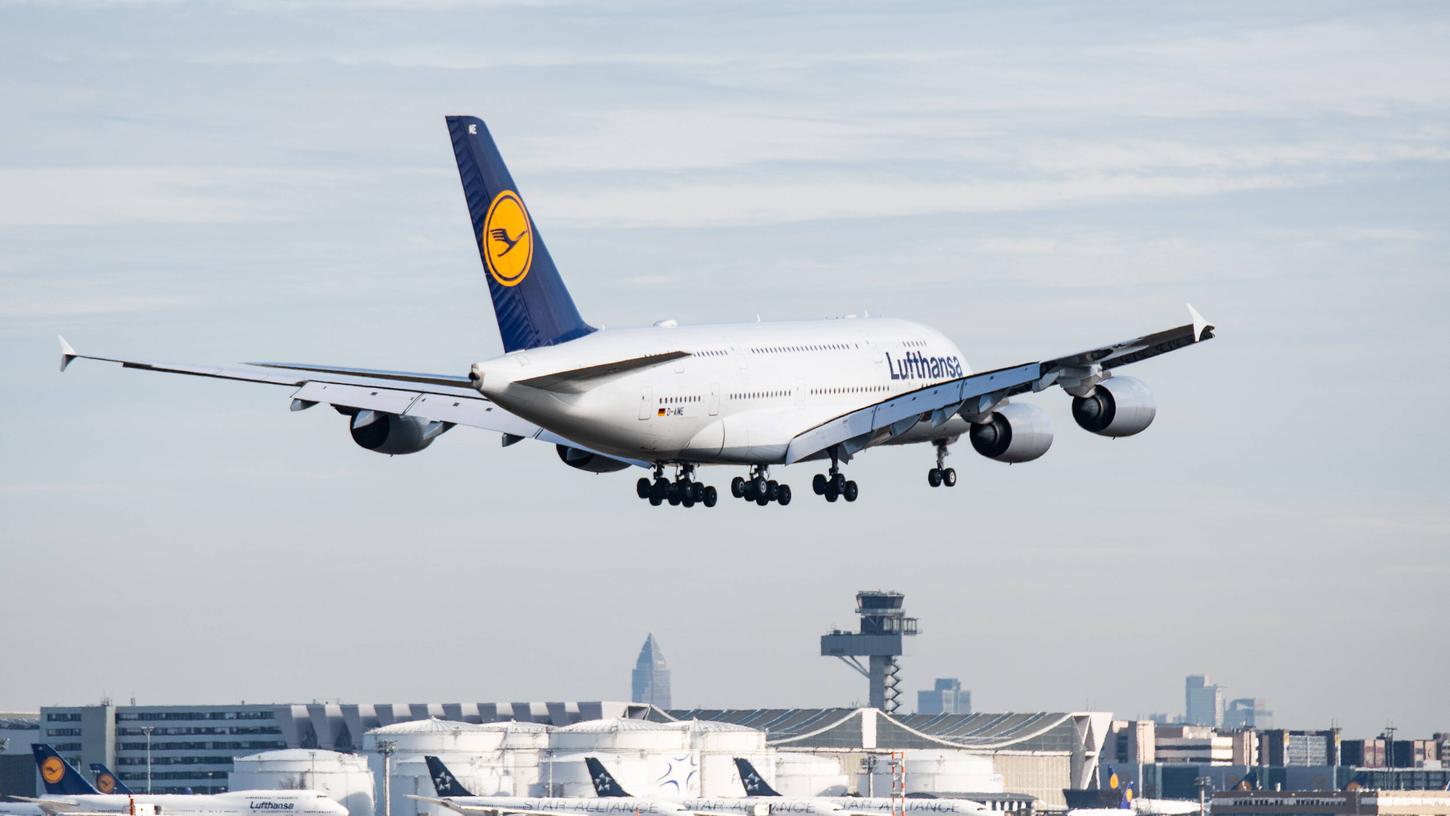 Nach wochenlangen Verhandlungen haben sich der Lufthansa-Konzern und die Bundesregierung nun offenbar auf milliardenschwere Staatshilfen geeinigt.