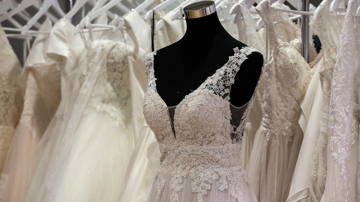 Ein Brautkleid sollte perfekt sitzen: Die meisten Roben müssen deshalb angepasst werden.