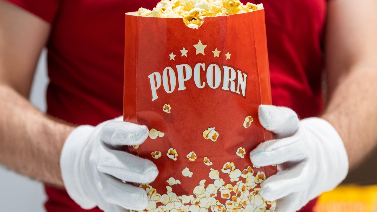 Popcorn gehört für viele zum Kinobesuch dazu. Im Nürnberger Cinecittà kann man die Knabbereien zum Re-Start gleich mit dem Online-Ticket buchen und kriegt sie dann direkt an den Platz gebracht.