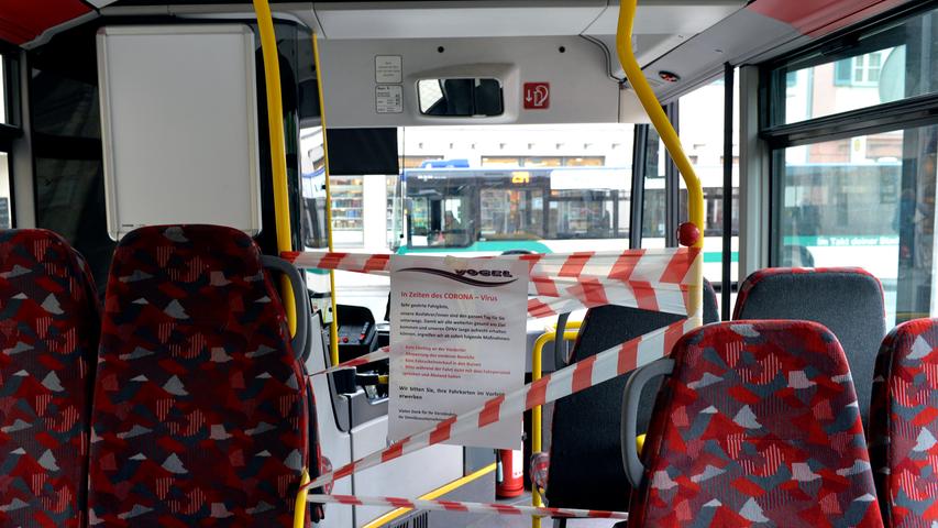 Corona-Shutdown, Tag 69: Im öffentlichen Nahverkehr dürfen Busse nur mehr vorne betreten werden. Der Arbeitsplatz des Busfahrers ist abgetrennt.
