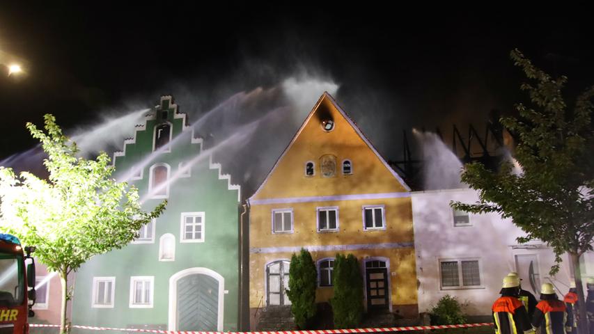 Großbrand in der Oberpfalz: Feuer in Hohenburg zerstört historische Gebäude