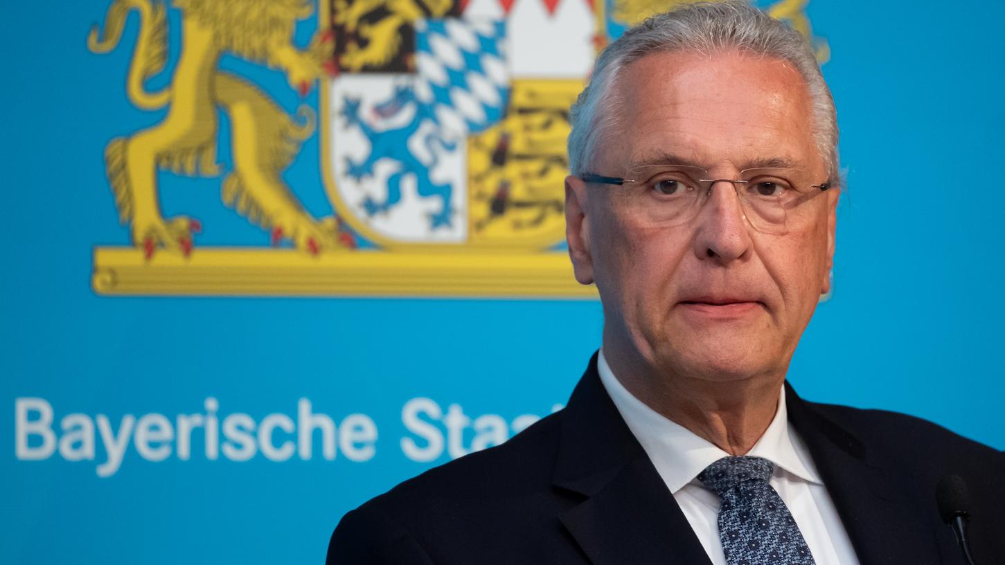 Die Aufhebung aller Schutzmaßnahmen komme für Bayerns Innenminister Joachim Herrmann zu früh. "Damit wird Thüringen zu einem Gefahrenherd für wieder steigende Infektionszahlen in ganz Deutschland", sagte der CSU-Politiker. 