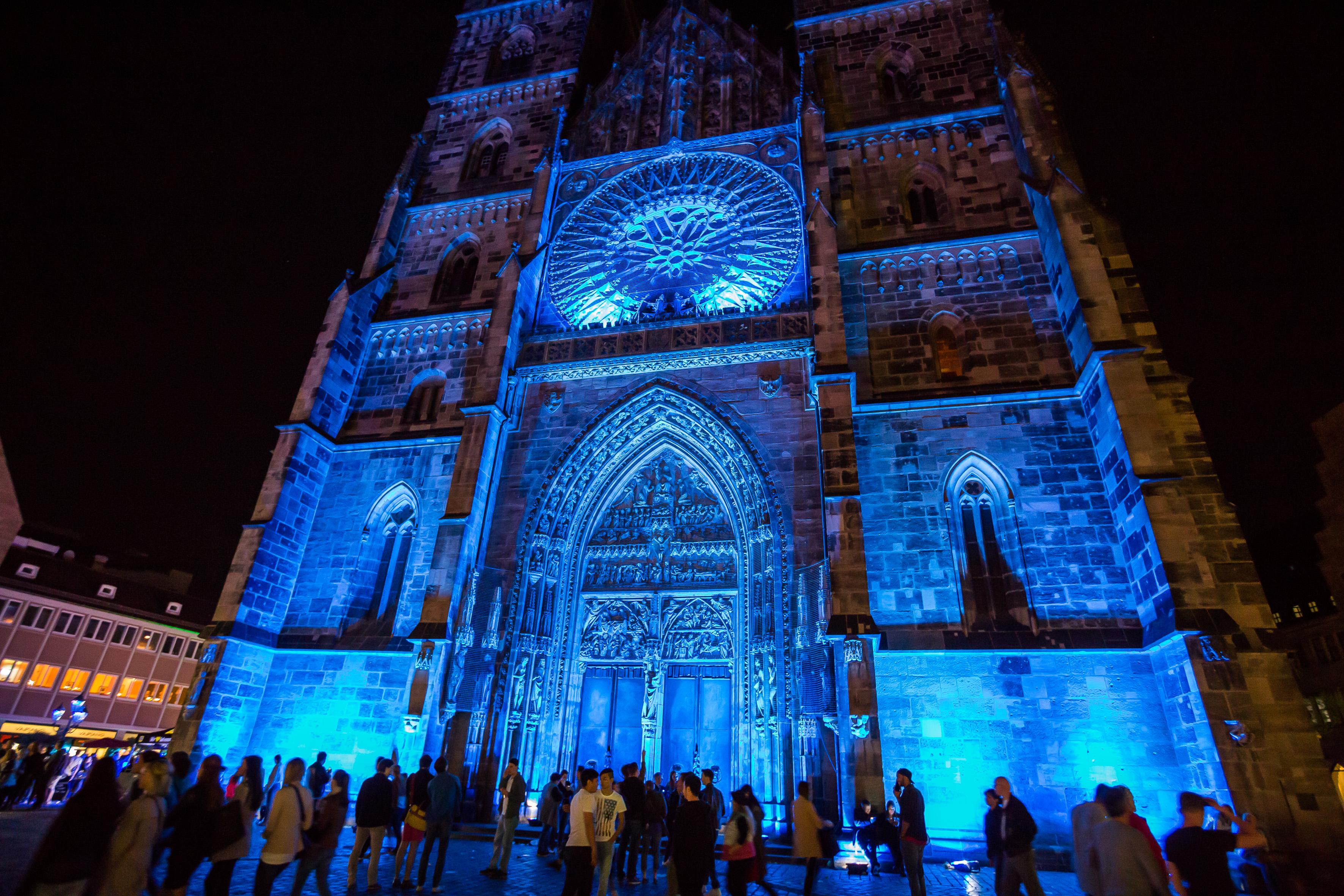Ob ganz in Blau, wie hier bei der Blauen Nacht, oder am helllichten Tag: Die Lorenzkirche ist ein beliebtes Motiv, um sich davor für ein Bild zu präsentieren. Wohl vor allem wegen der Architektur und dem Wiedererkennungswert setzen vor allem Touristen auf diesen Hintergrund fürs Instagram-Bild. Die Kunst dabei: Einen Moment abpassen, in dem so wenig Menschen wie möglich hinter einem im Foto zu sehen sind. Dafür ist gerade am Samstag Geduld gefragt!