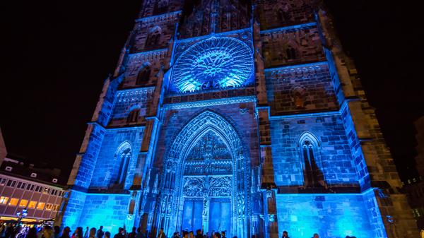 Ob ganz in Blau, wie hier bei der Blauen Nacht, oder am helllichten Tag: Die Lorenzkirche ist ein beliebtes Motiv, um sich davor für ein Bild zu präsentieren. Wohl vor allem wegen der Architektur und dem Wiedererkennungswert setzen vor allem Touristen auf diesen Hintergrund fürs Instagram-Bild. Die Kunst dabei: Einen Moment abpassen, in dem so wenig Menschen wie möglich hinter einem im Foto zu sehen sind. Dafür ist gerade am Samstag Geduld gefragt!
