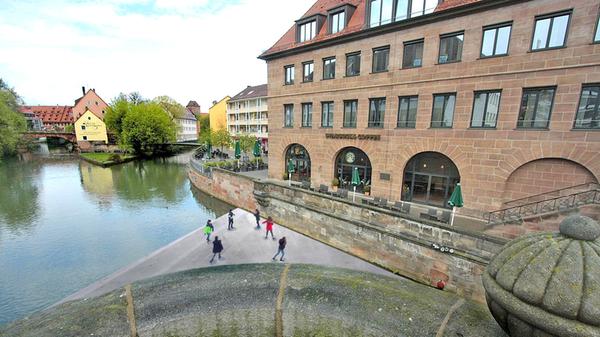 Die Fleischbrücke in der Nürnberger Altstadt sorgt für Venedig-Vibes - und das ganz ohne lange Anreise. Viele Blogger inszenieren sich auf der Brücke sommerlich, mit langen Kleidern und einem Kaffeebecher in der Hand. Die Mischung aus urbanem Motiv und Urlaubsfeeling macht die Fleischbrücke zu einem beliebtem Motiv.