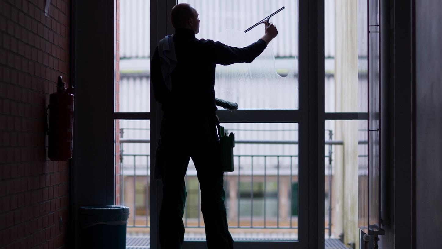 Ein Fensterputzer bei der Arbeit: Viele beschäftigte in dieser Branche kriegen nur den Mindestlohn, an den will die Union nun ran. Ein Fensterputzer bei der Arbeit: Viele beschäftigte in dieser Branche kriegen nur den Mindestlohn, an den will die Union nun ran.