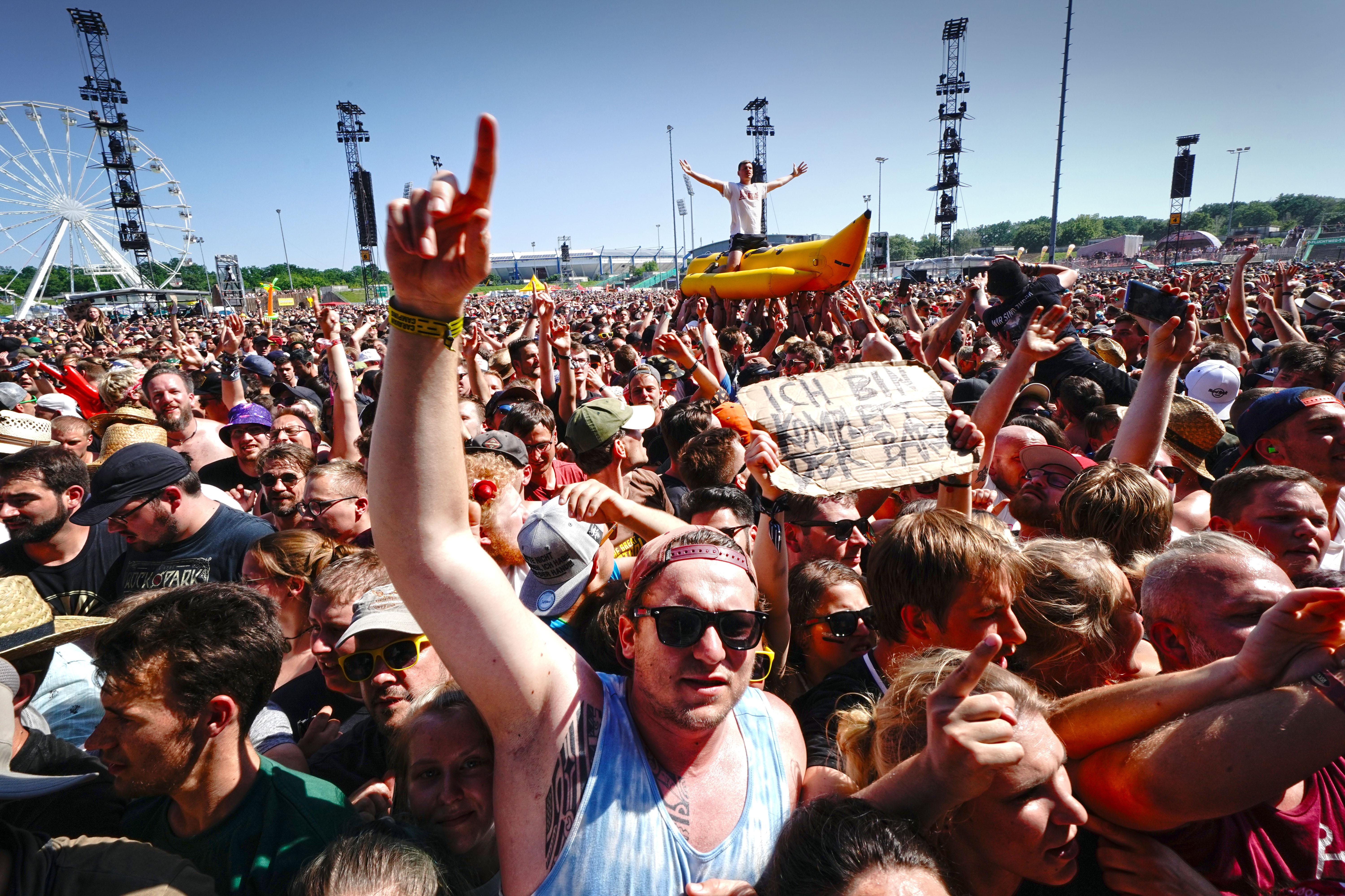 Das große Coachella-Festival hat es vorgemacht: Schicke Outfits, lustige Accessoires und Festival-Szenen im Hintergrund. Es gibt tatsächlich Leute, die weniger wegen der Bands und Musiker, sondern mehr für die Foto-Location auf das beliebte Nürnberger Festival gehen. Deshalb ist Rock im Park schon seit Jahren auch ein Treffpunkt für Blogger und Influencer. Dreckige Schuhe und Schweiß müssen dabei gar nicht weg bearbeitet werden. Schließlich zeigt das Foto: Ich bin mittendrin! #festivalsummer. Der große Nachteil hier: Die nächste Gelegenheit, um Festivallikes abzustauben, ist erst 2021.