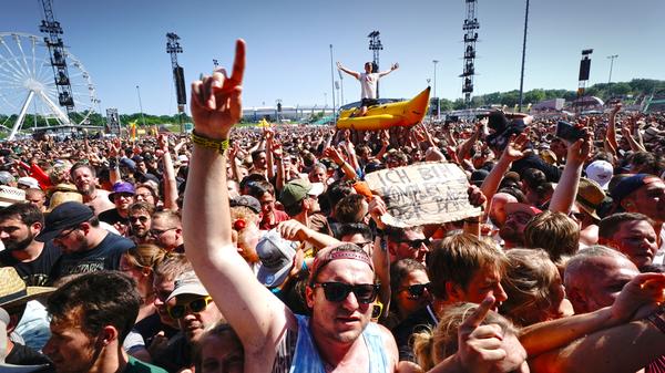 Das große Coachella-Festival hat es vorgemacht: Schicke Outfits, lustige Accessoires und Festival-Szenen im Hintergrund. Es gibt tatsächlich Leute, die weniger wegen der Bands und Musiker, sondern mehr für die Foto-Location auf das beliebte Nürnberger Festival gehen. Deshalb ist Rock im Park schon seit Jahren auch ein Treffpunkt für Blogger und Influencer. Dreckige Schuhe und Schweiß müssen dabei gar nicht weg bearbeitet werden. Schließlich zeigt das Foto: Ich bin mittendrin! #festivalsummer. Der große Nachteil hier: Die nächste Gelegenheit, um Festivallikes abzustauben, ist erst 2021.