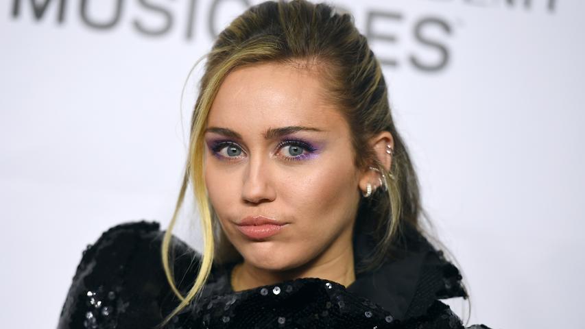 Die Sängerin Miley Cyrus lebt vegan und engagiert sich aktiv für die Rechte von Tieren. Auf Steak hat die 27-Jährige nämlich ebenso wenig Lust, wie auf Leder oder Pelz. Mit ihrem damaligen Partner Liam Hemsworth feierte sie damals sogar eine komplett vegane Hochzeit. 
