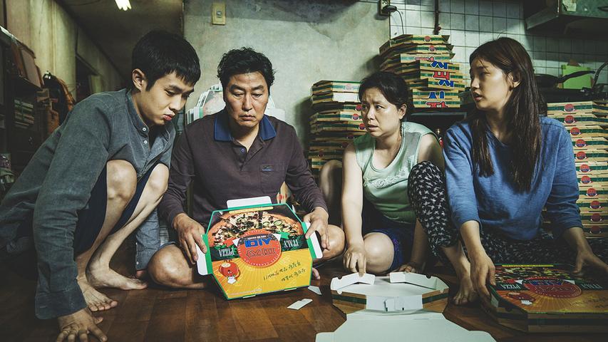 Die vierköpfige Familie Kim (Choi Woo Shik, Song Kang Ho, Chang Hyae Jin, Park So Dam) steckt schon lange in der Arbeitslosigkeit fest - dementsprechend ärmlich sind die Lebensverhältnisse. Die Vier hausen in einem Keller und versuchen sich, mit Gelegenheitsjobs wie dem Zusammenfalten von Pizzakartons über Wasser zu halten. Als das Nesthäkchen einen Job als Nachhilfelehrer in einem vornehmen Haushalt an Land zieht, heuert nach und nach die ganze Familie bei dem wohlhabenden Arbeitgeber an. Der südkoreanische Film von Bong Joon-ho - in Asien ist er schon lange ein Superstar - räumte mehr als 250 Film- und Festivalpreise ab, darunter vier Oscars. "Parasite" zeigt Klassenkampf, wie man ihn noch nicht gesehen hat - spannend, tragisch, lustig. Ab 17. Juni kann die Sozialsatire auf Amazon Prime Video gestreamt werden.