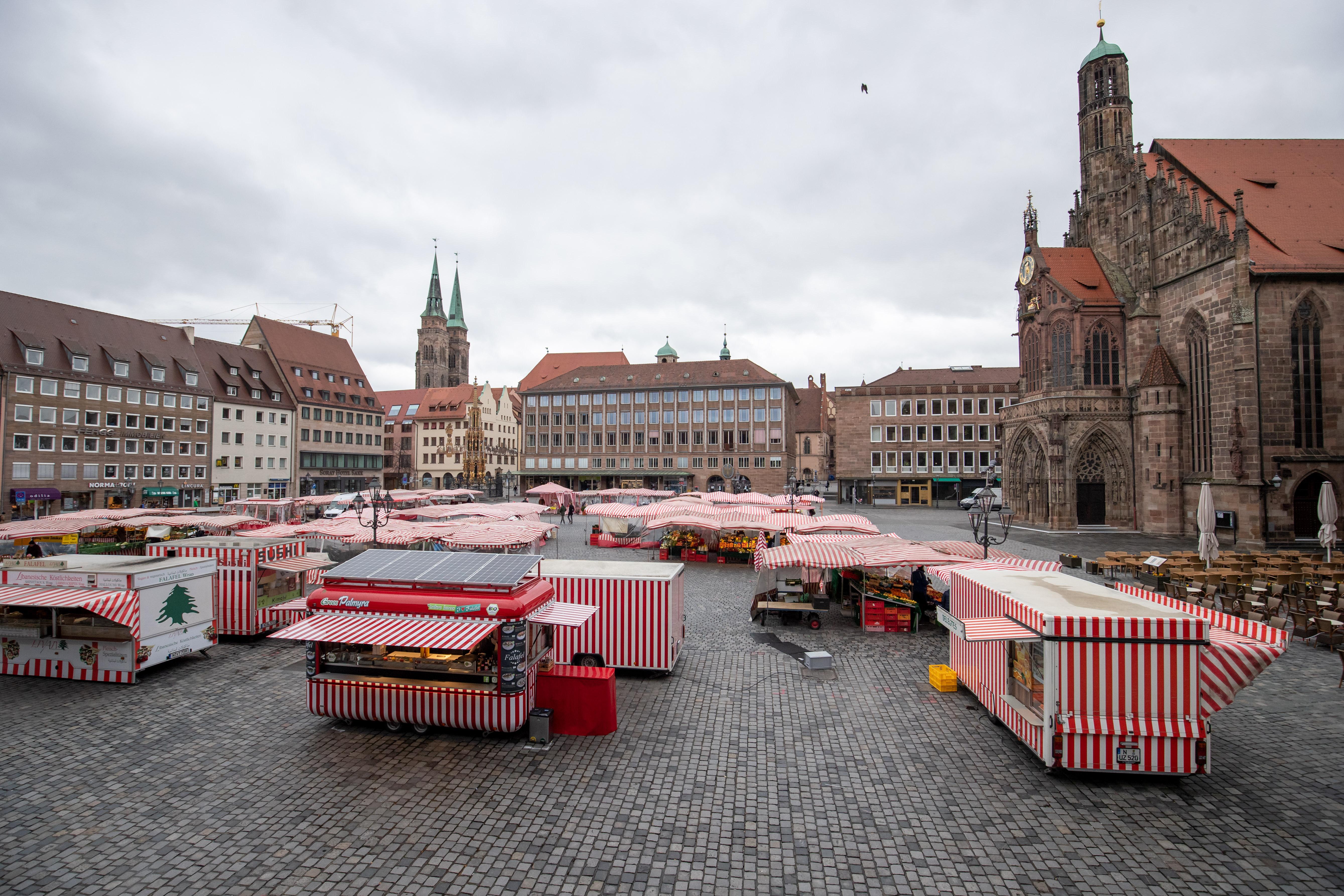 Mailand oder Paris? Nein, das ist nur der Hauptmarkt in Nürnberg. Echte Insta-Profis wissen aber: Der Hintergrund im Bild soll ansehnlich, aber nicht zu bunt und chaotisch sein. Die Sand- und Brauntöne am Hauptmarkt eignen sich für die Selbstinszenierung also perfekt. Der Schöne Brunnen ist für Touristen das beliebte Motiv, während echte Nürnberger ganz entspannt über den Platz schlendern. Sonnenbrille auf, lässig weggucken und schon ist das Insta-Bild im Kasten.