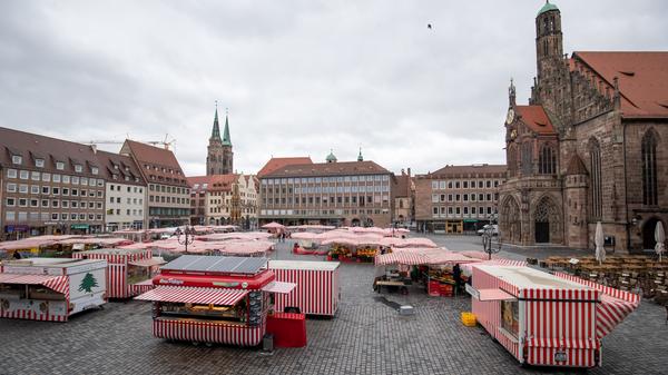 Mailand oder Paris? Nein, das ist nur der Hauptmarkt in Nürnberg. Echte Insta-Profis wissen aber: Der Hintergrund im Bild soll ansehnlich, aber nicht zu bunt und chaotisch sein. Die Sand- und Brauntöne am Hauptmarkt eignen sich für die Selbstinszenierung also perfekt. Der Schöne Brunnen ist für Touristen das beliebte Motiv, während echte Nürnberger ganz entspannt über den Platz schlendern. Sonnenbrille auf, lässig weggucken und schon ist das Insta-Bild im Kasten.
