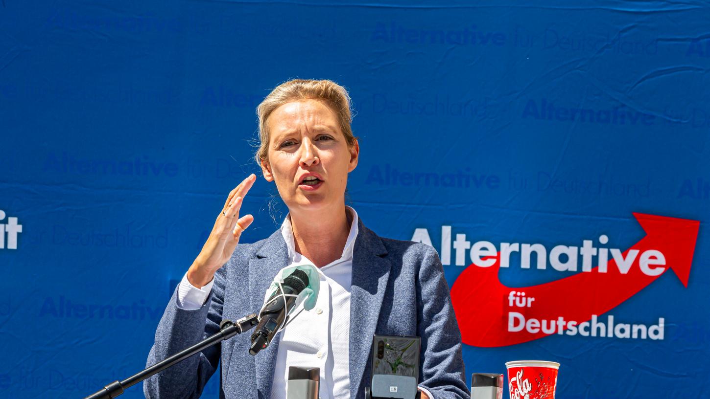 Alice Weidel, Stellvertretende Bundessprecherin der AfD, spricht hier auf einer Kundgebung in Stuttgart. Ein aktueller Machtkampf in der Partei ist wohl mitverantwortlich für die schlechten Umfragewerte.