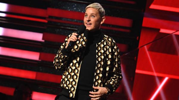Die US-amerikanische Talkmasterin Ellen Degeneres lebt offen vegan. In einem Clip ihrer Show erklärt sie, warum sie sich für diesen Lebensweg entschied. Die 62-Jährige hat sich bereits länger für Tierrechte eingesetzt und kam dann irgendwann zu dem Entschluss, ihre Ernährung zu ändern. Früher hat sie Cheeseburger und Steak geliebt. Die Dokumentation "Earthlings" hat bei ihr dann schließlich zum radikalen Umdenken geführt - bis heute lebt sie vegan.