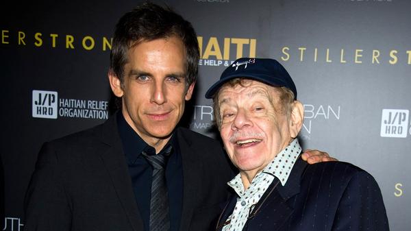 Ben Stiller, hier mit seinem verstorbenen Vater Jerry Stiller, lebt seit einigen Jahren als Veganer. Der Schauspieler hat neben tierischen Produkten auch aufgehört, Kaffee zu konsumieren. Er möchte sich selbst aber nicht als "vegan" bezeichnet. Seine Eltern seien sehr "unterstützend" gewesen. Manchmal erlaubt sich der Schauspieler aber laut eigener Aussage Fisch - und ist damit streng genommen nicht mal Vegetarier.