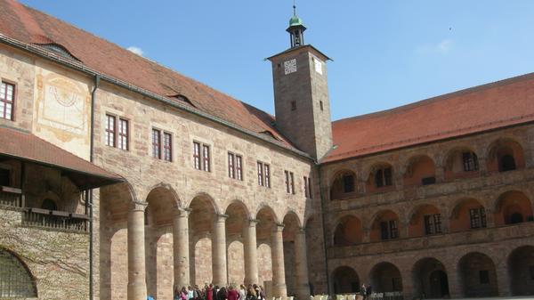 Da man auf diesem Weg im Frankenwald unterwegs ist, hat man nicht nur die Wahl zwischen zwei alternativen Wegführungen mit wahlweise 76 oder 107 Tourenkilometern, sondern bekommt auch Einblick in eine besondere Landschaft: alte Wälder, tief eingekerbte Täler und weite Ausblicke. Alle Infos zur Strecke und einzelnen Etappen gibt es hier.