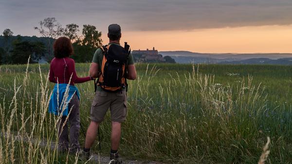 Auf Frankens Fernwegen ist viel zu sehen: von felsigen Auf- und Abstiegen und seichten Wegen durch kleine Dörfer bis zu vielen historischen Sehenswürdigkeiten.