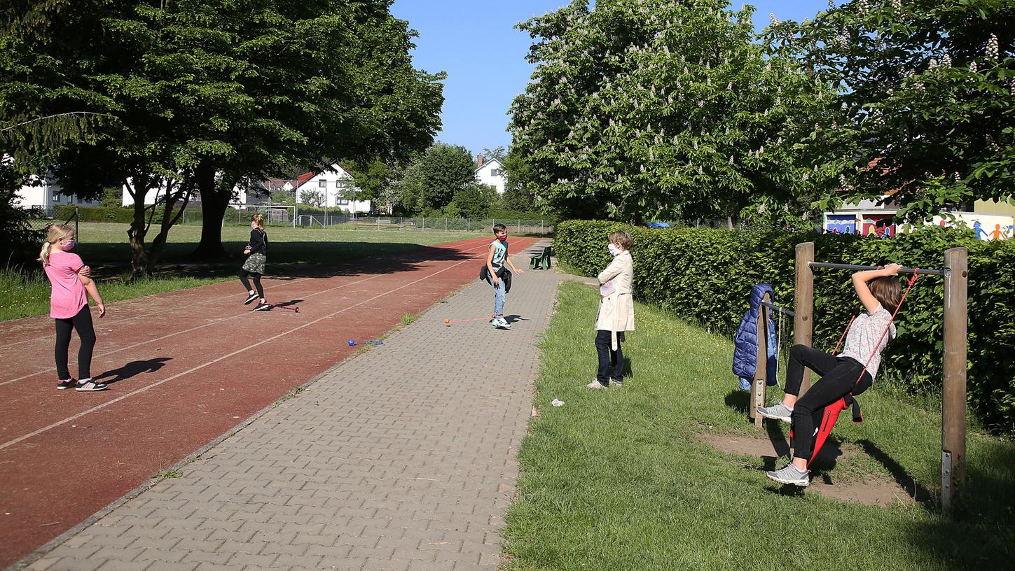 Die Schüler der Grundschule Burk-Buckenhofen dürfen nur in ihren Kleingruppen auf den Pausenhof. Auch für Schulleiterin Ulla Schuster hat sich viel geändert.
