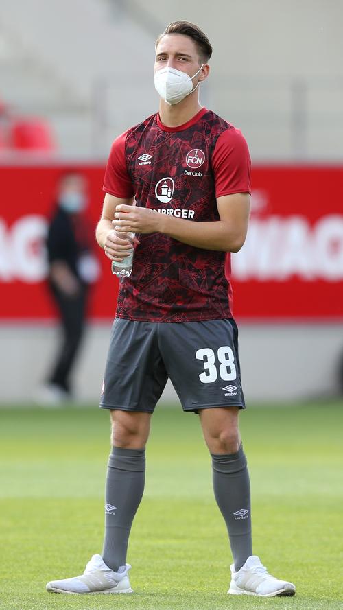 Zum zweiten Mal in seiner noch jungen Karriere steht U-21-Akteur Lukas Schleimer im Spieltagsaufgebot des FCN. Reicht es in Regensburg für einen ersten Einsatz?