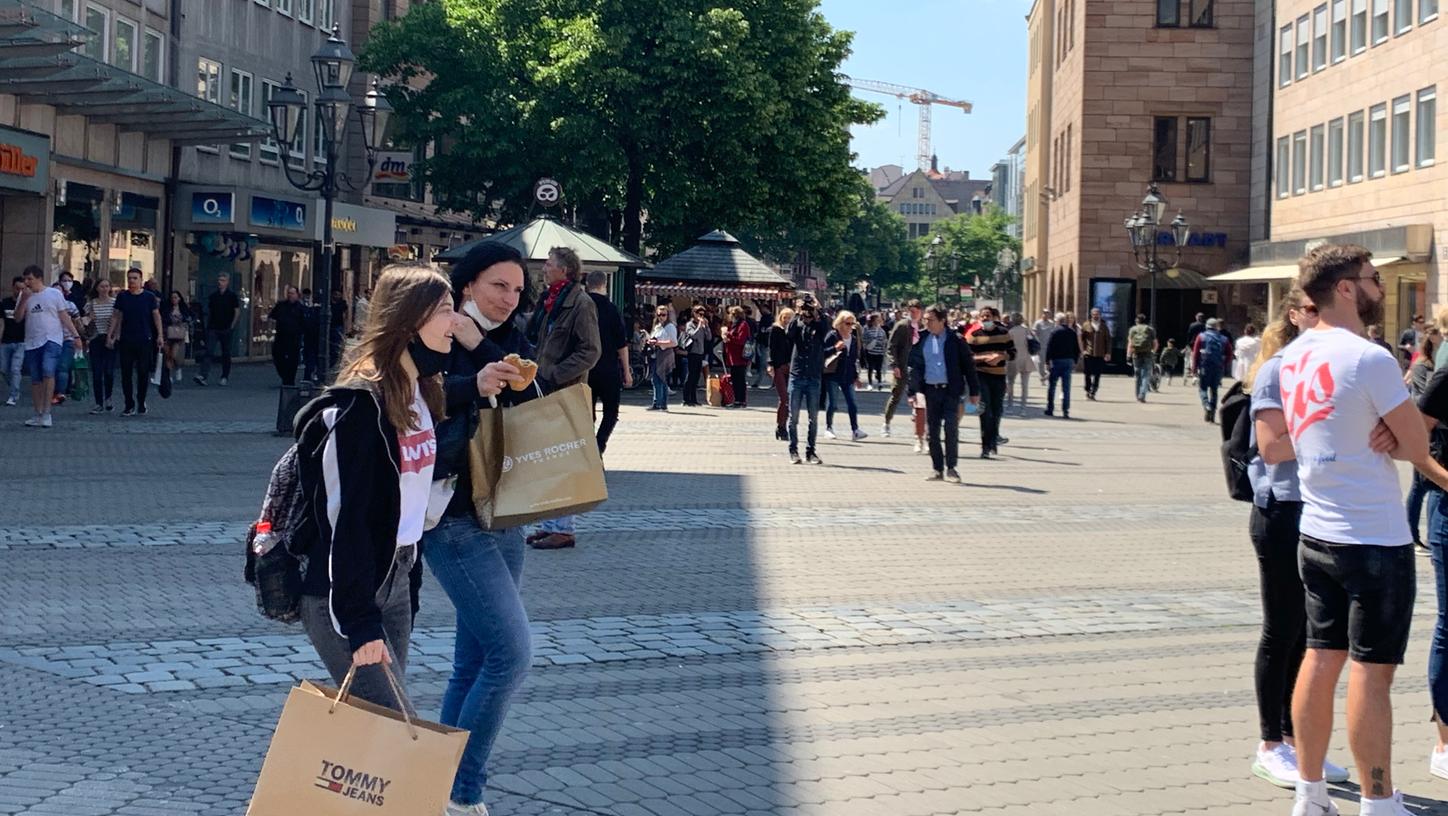 In Nürnbergs Innenstadt ist mittlerweile wieder mehr geboten, nachdem erste Corona-Lockerungen bereits in Kraft getreten sind.