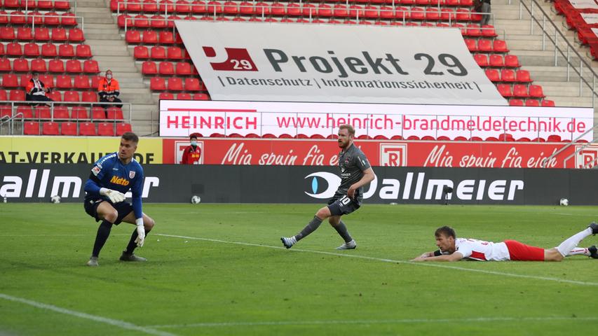 ...und Jahn-Verteidiger Tim Knipping köpft das Leder per Flugeinlage ins eigene Netz. Der FCN punktet doch noch in Regensburg! Am Samstag gegen Bochum sollte im Abstiegskampf trotzdem endlich ein Dreier her. 
