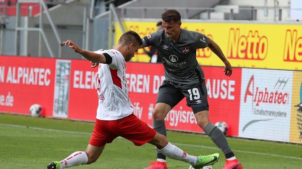 Da der Club in der ersten Hälfte der zurückliegenden Saison eine Schwachstelle auf der Linksverteidiger-Position ausgemachte, justierte er bis zum Re-Start nach. Die Antwort auf den dort verorteten Handlungsbedarf war Philip Heise, der von Nunmehr-Premier-League Absteiger Norwich nach Nürnberg ausgeliehen wurde. Der gebürtige Düsseldorfer, der bereits in Heidenheim gehobene Zweitliga-Qualität nachgewiesen hatte, half Nürnberg bei elf mehr oder weniger langen Einsätzen auch durchaus weiter - etwa in Form von drei Torvorbereitungen. Da Nürnberg in der Restsaison dank eines deutlich verbesserten Tim Handwerker aber keine Schwachstelle auf der Linksverteidiger-Position mehr ausmachen musste, spielt Philip Heise nun auf Leihbasis in Karlsruhe und nicht mehr in der Noris.