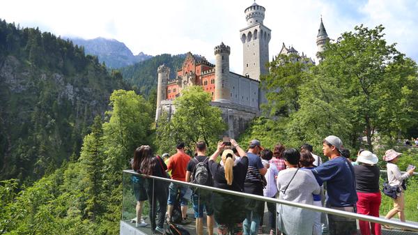 Generell dürfen Schlösser seit dem 30. Mai wieder besucht werden. Doch einige Besuchermagnete wie Neuschwanstein, Linderhof oder die Residenzen in Würzburg und München mussten bis nach dem verlängerten Wochenende warten und sind erst seit dem 2. Juni wieder zugänglich.