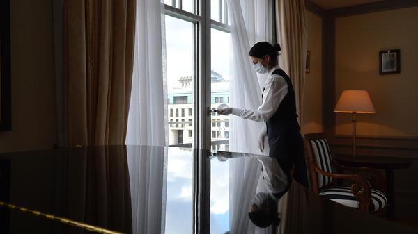 Wandern und danach irgendwo übernachten? Das geht wieder: Seit dem 30. Mai öffnen Pensionen, Ferienhäuser und Hotels wieder die Pforten.