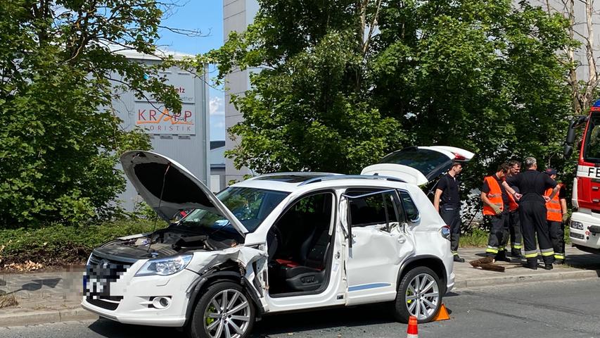 Unfall mit Lkw in Nürnberg: Feuerwehr muss Mann aus Auto befreien