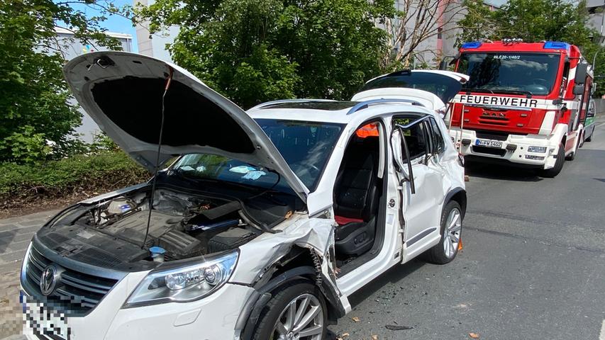 Unfall mit Lkw in Nürnberg: Feuerwehr muss Mann aus Auto befreien