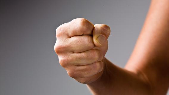 Foto: colourbox.de Motiv: Schlägerei, Kampf, Gewalt, geballte Faust, Drohen, Prügelei, Körperverletzung a clenched fist with the threat of strike Foto: colourbox.de Motiv: Schlägerei, Kampf, Gewalt, geballte Faust, Drohen, Prügelei, Körperverletzung a clenched fist with the threat of strike