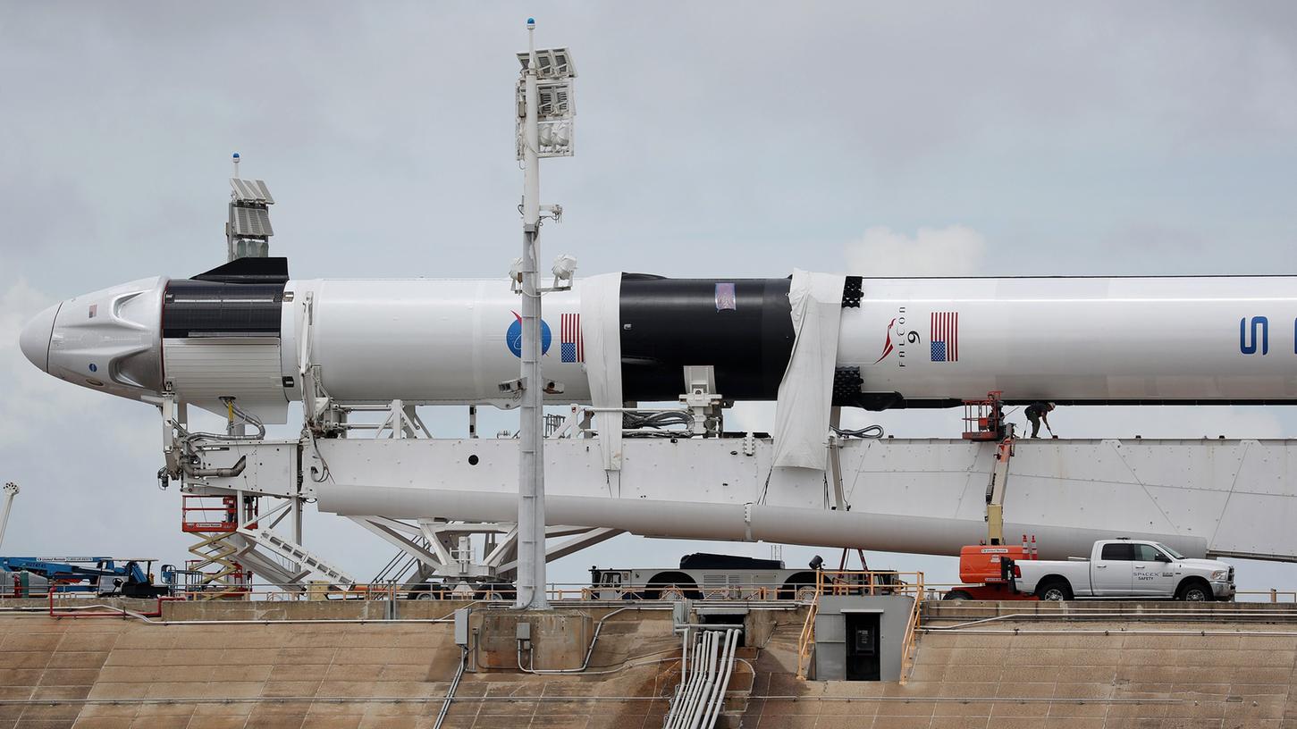 Arbeiter bereiten die Falcon-9-Rakete der Firma SpaceX für den Flug ins All vor.