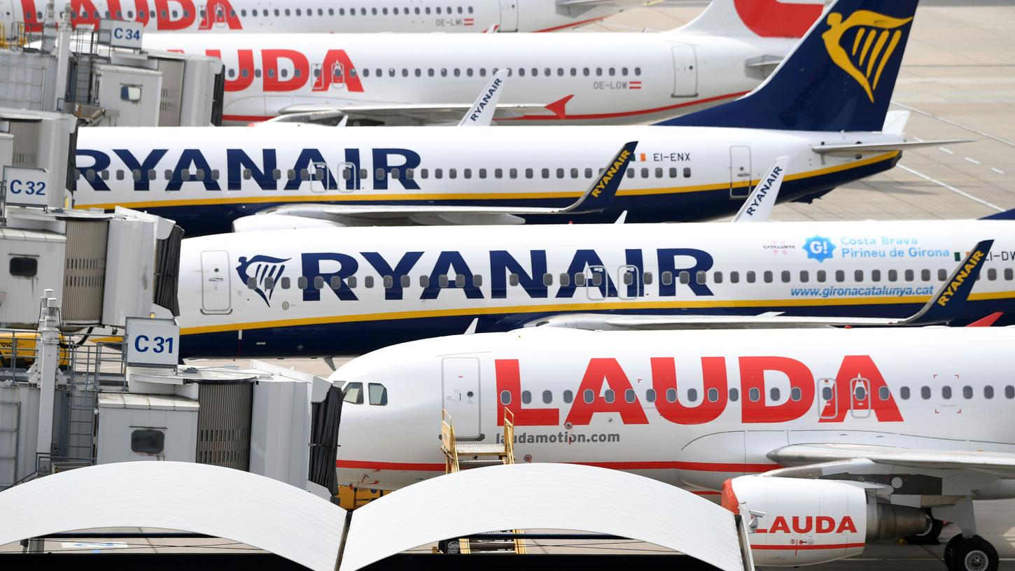 Flugzeuge von Laudamotion und Ryanair stehen am Flughafen von Wien: Die Gewerkschaft Verdi beäugt die Pläne der Billig-Airline mir großer Skepsis.
