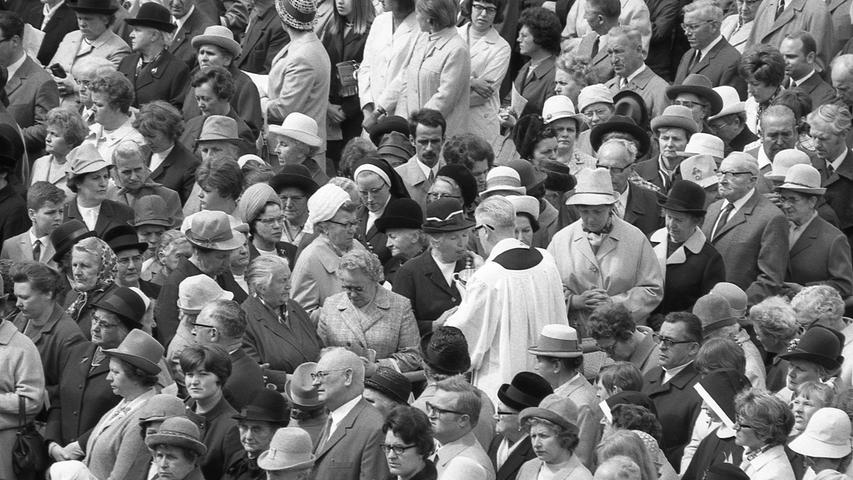 Zum ersten Male bei einem Fronleichnamsfest gingen die Priester mitten unter das Volk und teilten die Kommunion aus. Hier geht es zum Kalenderblatt vom 29. Mai 1970: Wegfall der Prozession umstritten.