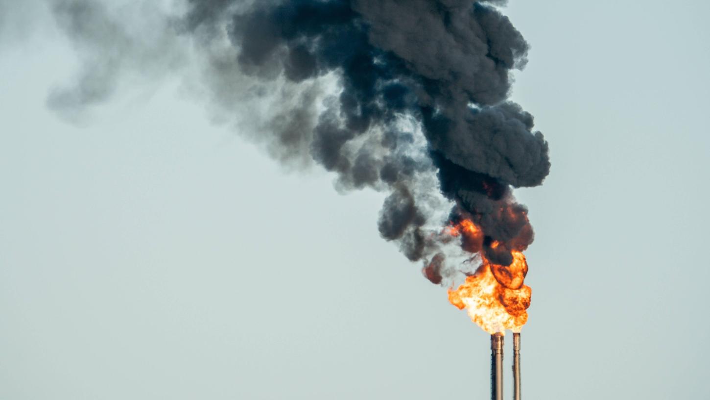 Die Hochfackel einer Öl-Raffinerie: Viele der mächtigsten Industriestaaten stecken gigantische Summen in umweltschädliche Projekte.