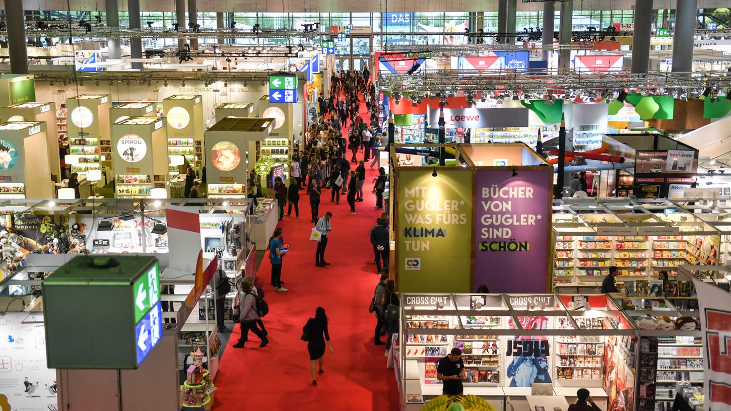 Blick über eine Ausstellungshalle der Frankfurter Buchmesse 2019. Wie diese in Zeiten von Corona aussehen wird, bleibt spannend.