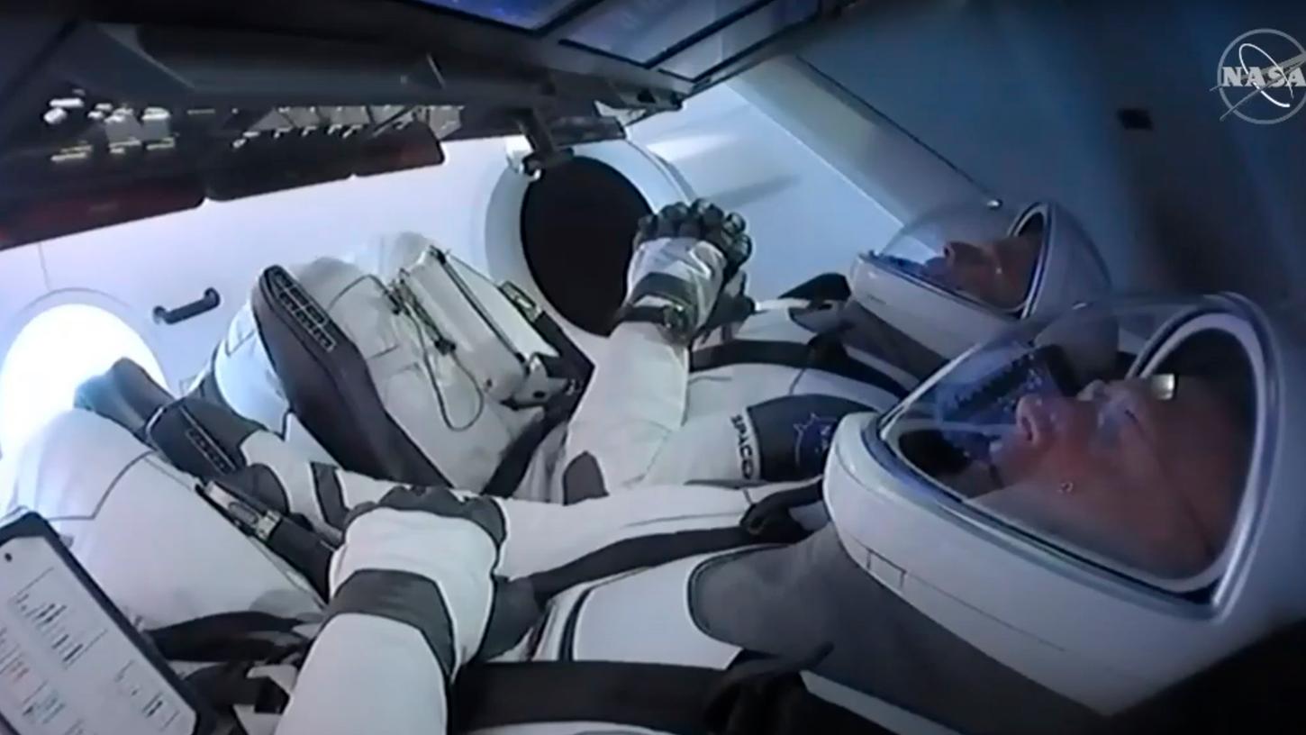 Die Astronauten Bob Behnken und Doug Hurley in ihrer Kapsel.
