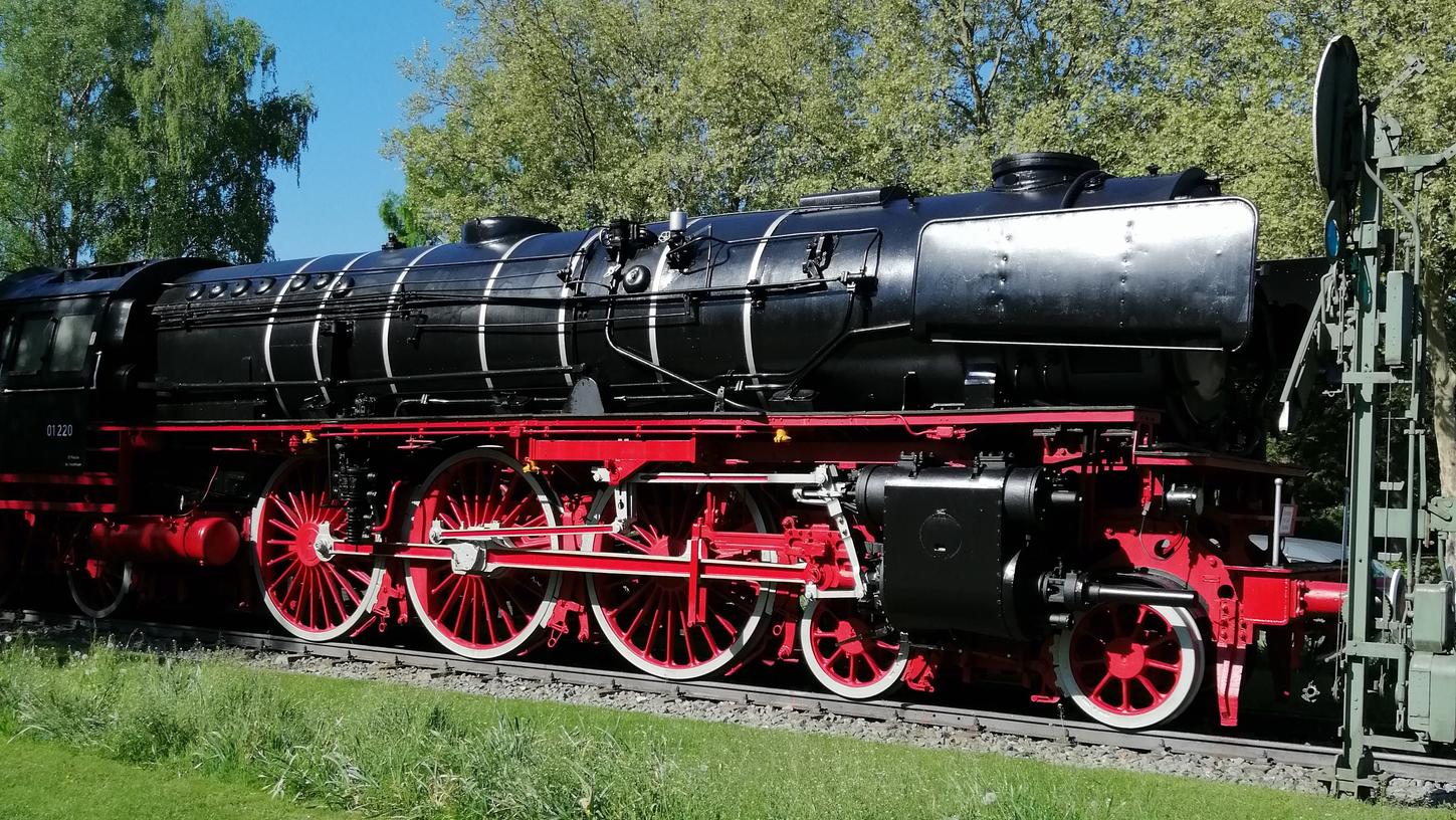 Die Treuchtlinger Denkmalslok ist von Mitarbeitern des Bauhofes aufbereitet und mit einem speziellen Schutzlack überzogen worden. Hier starten auch am 5. Juni die Stadtführungen zur Treuchtlinger Geschichte. 