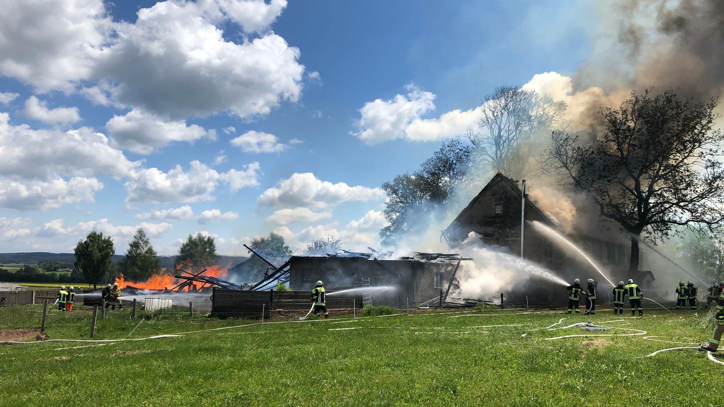 Zu einem Großbrand eines landwirtschaftlichen Anwesens kam es am Donnerstagmittag in Wulmersreuth, Landkreis Hof.