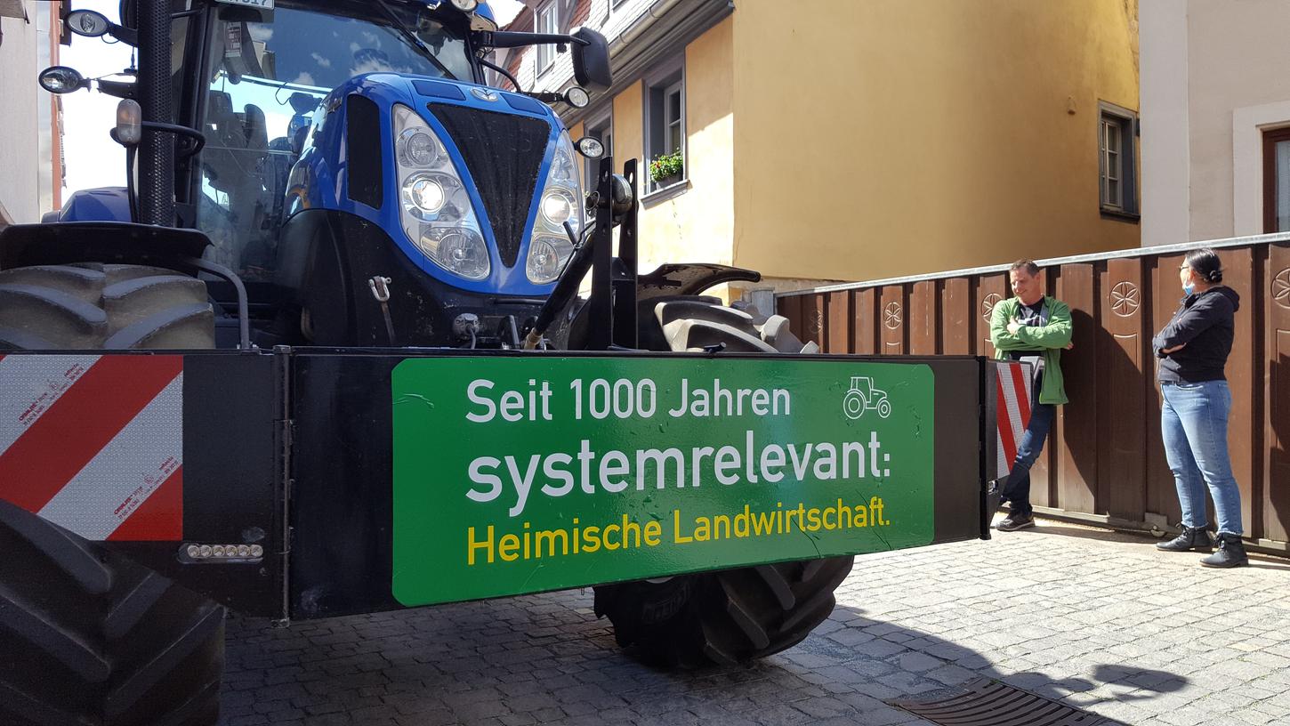 Vor der Geschäftsstelle des Bundes Naturschutz in der Forchheimer Vogelstraße protestierten am Donnerstagnachmittag rund 20 Landwirte samt ihren Traktoren.