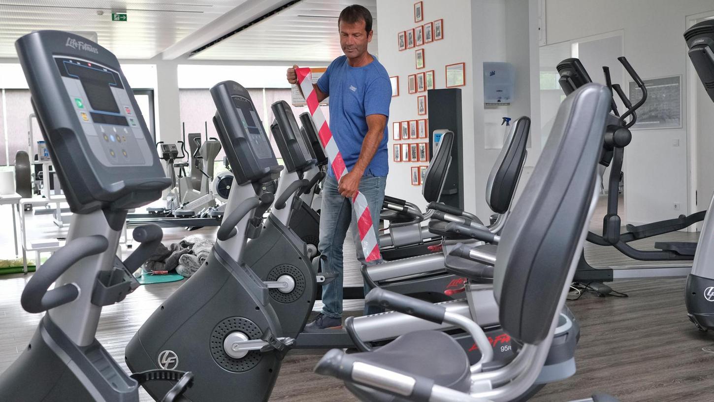 Wolfgang Götz bereitet seinen Fitnesspark auf den Neustart zum 8. Juni vor. Auf der großzügigen Fläche werden Geräte in entsprechenden Abständen verteilt.