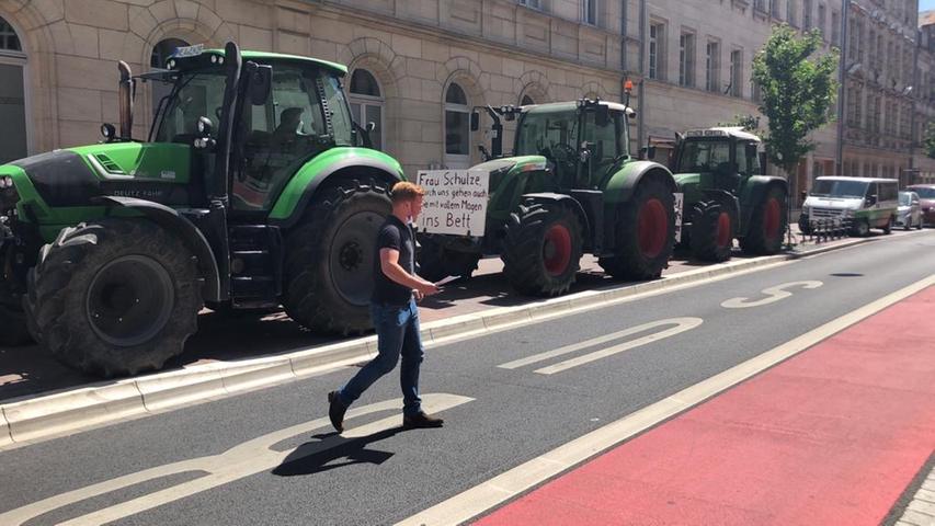 Wegen der Corona-Auflagen entschied man sich um: Mehrere Landwirte steuerten im Laufe des Tages die SPD-Geschäftsstelle an, um Protestbriefe einzuwerfen.